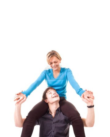 Jeune couple s'amuse (isolé sur blanc )