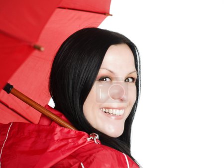 Femme brune souriante en vêtements d'automne 