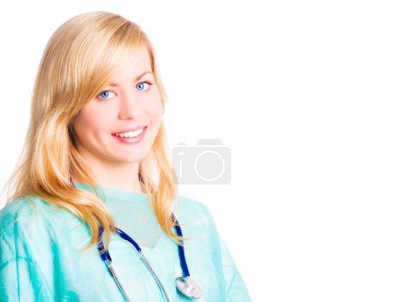Femme blonde souriante médecin avec stéthos 
