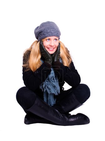 Femme blonde souriante en vêtements d'hiver 