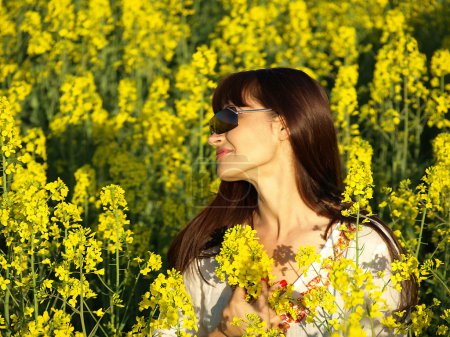 Belle femme sur le terrain en fleurs 