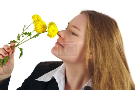 Femme sent fleurs jaunes 