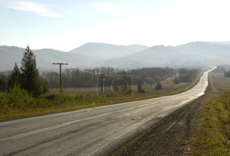 Route dans les montagnes du sud de l'Oural 