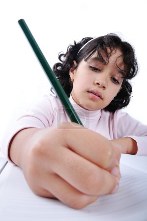 Une petite fille mignonne écrit sur ordinateur portable 