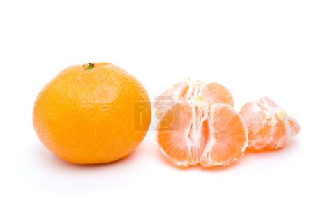 Mandarine entière et certains segments 
