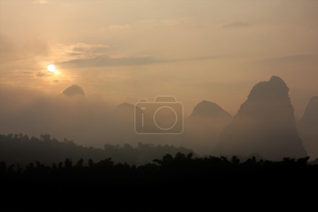 Collines calcaires dans la brume, Chine 