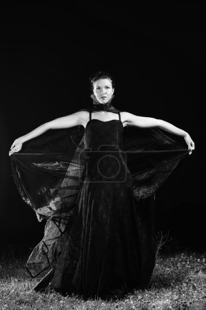 mariée en robe de mariée noire 