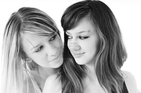 Deux jeunes filles isolées sur blanc 