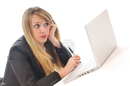 Une jeune fille travaille sur ordinateur portable isolé sur blanc 