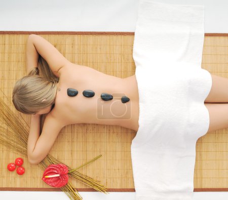 Massage aux pierres volcaniques chaudes 