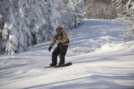freestyle snowboarder saut et monter