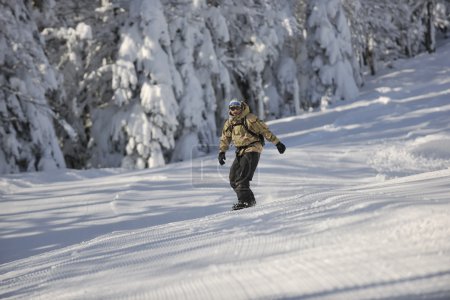 freestyle snowboarder saut et monter