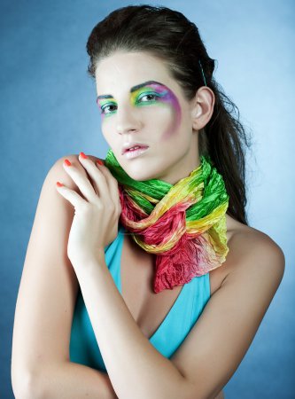 Femme sexy avec maquillage créatif 