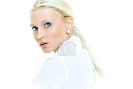 Jeune femme blonde souriante 