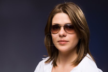 Fille en lunettes de soleil 