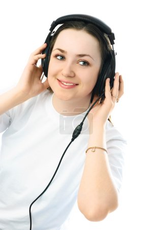 Jeune femme portant des écouteurs 