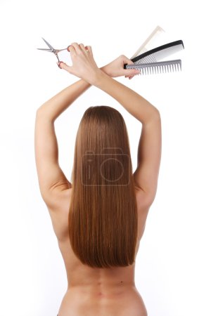 Femme avec ciseaux et peignes 