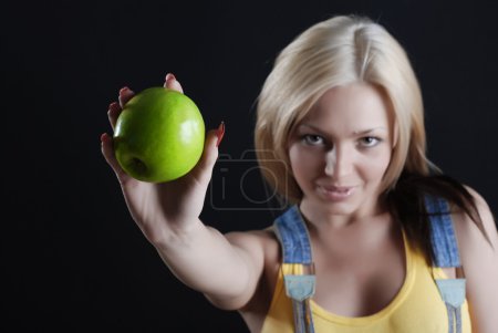Fille avec pomme 