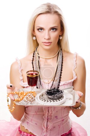 Femme luxueuse et plateau en argent 