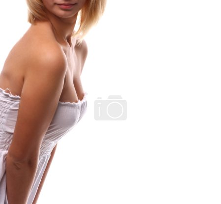 femme en robe blanche