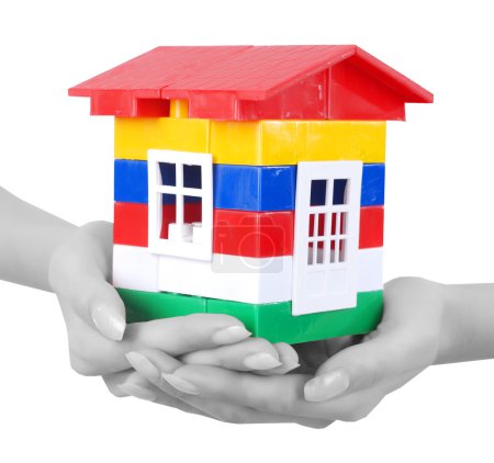 Maison couleur mains et jouet 