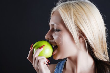 Fille avec pomme 