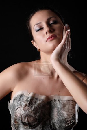 Belle femme et journal 