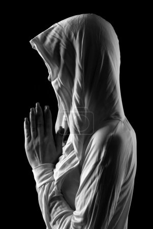 Femme dans le capot 