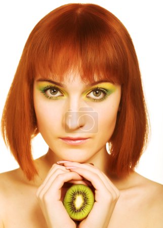 Femme avec kiwi sur blanc 