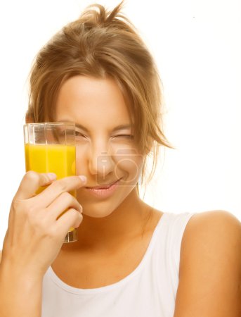 femme boire jus d'orange gros plan