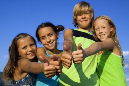 Quatre enfants très positifs 