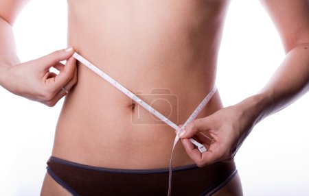 Femme mesurant sa taille