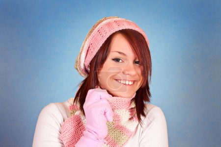 Fille souriante en écharpe et chapeau 