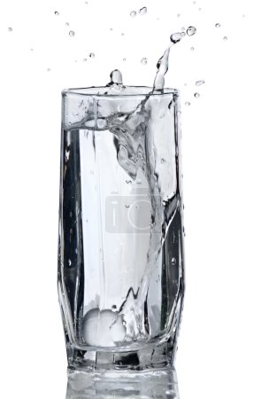 Verre d'eau avec éclaboussure