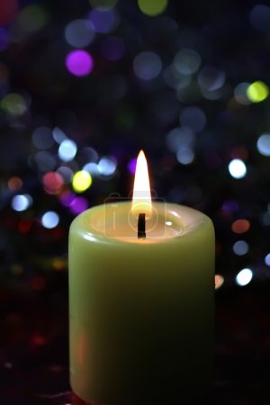 Bougie lumineuse sur fond sombre 