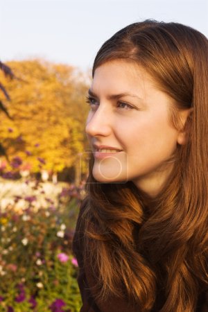 Jeune femme dans un parc d'automne lumineux 