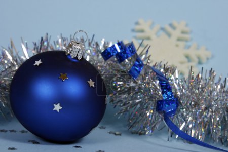 boule de Noël bleue