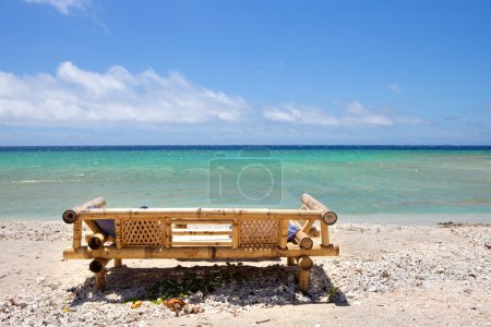 Assise sur une plage tropicale 