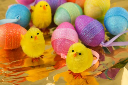 Poussins de Pâques aux œufs 