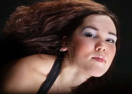 Fille aux cheveux bruns