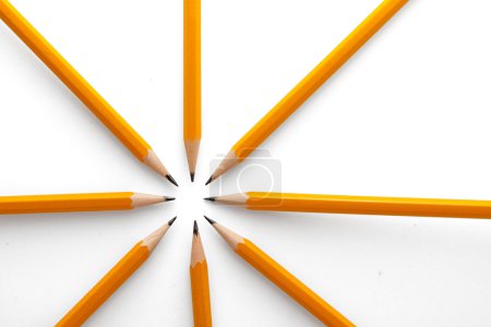Cercle de crayons pointant au centre 