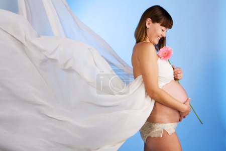 Jeune belle femme enceinte 