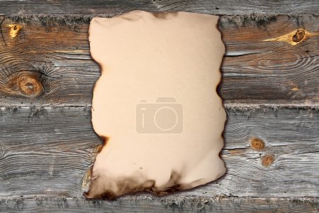 Vieux papier cloué à une clôture en bois 