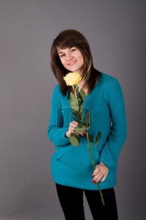 Belle fille avec rose jaune 