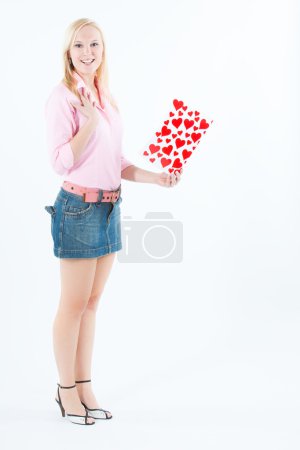 Jeune femme blonde avec carte de Saint-Valentin 