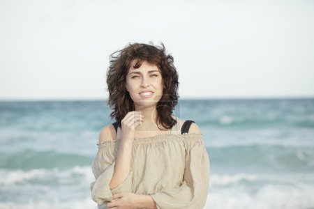 Femme souriant sur la plage 