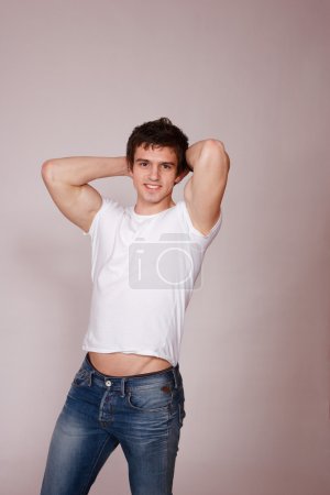 Gros plan d'un jeune homme heureux 