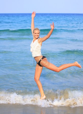 Femme sexy posant sur la plage 