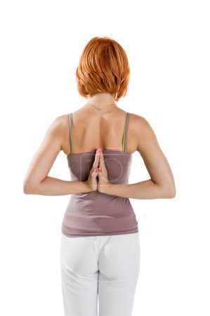 Fille aux cheveux rouges effectuant des exercices de fitness 