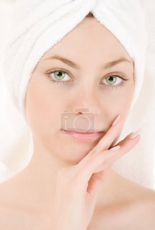 Femme en serviette blanche 